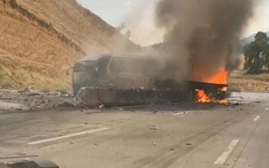 Video Tráiler invade carril contrario y se impacta contra autobús en