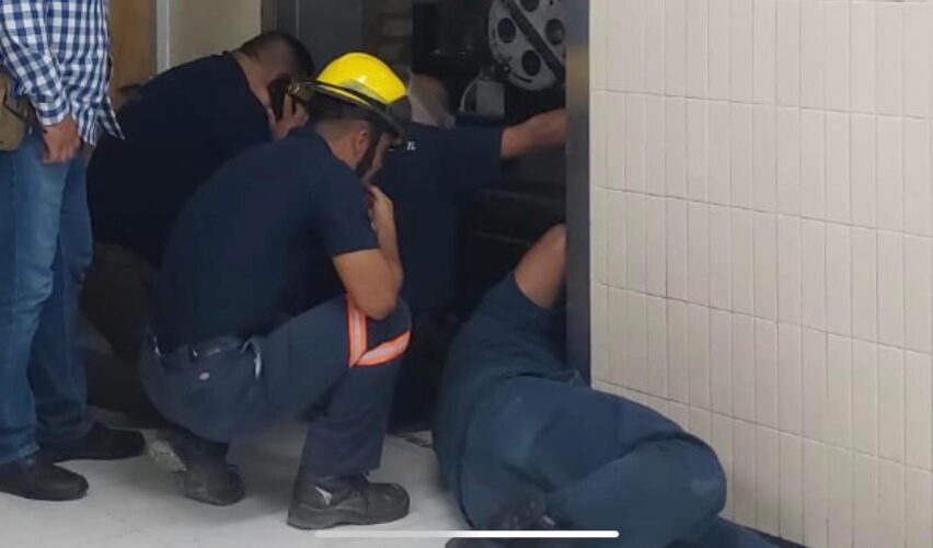 Quedan Atrapadas 7 Personas En Elevador De IMSS De Coahuila La Lupa