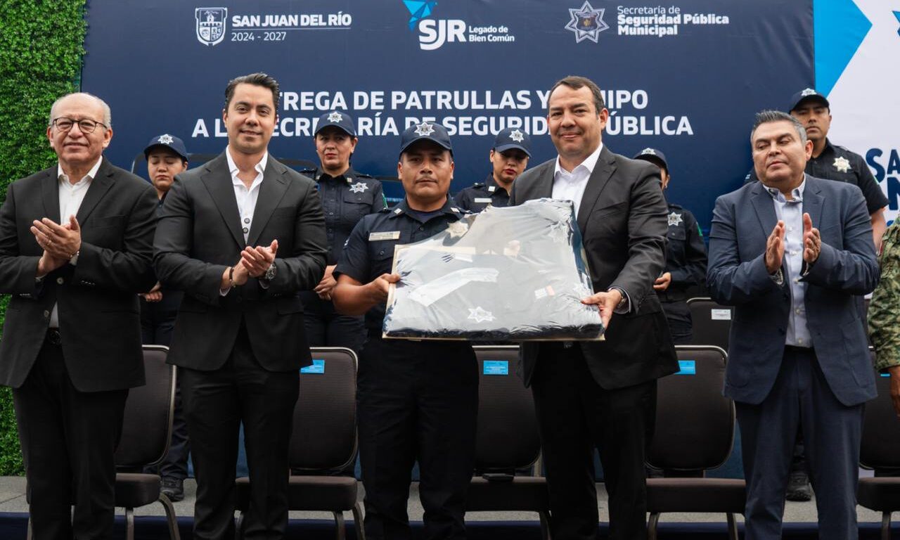 Entregan a San Juan del Río 6 patrullas, tabletas y uniformes para ...