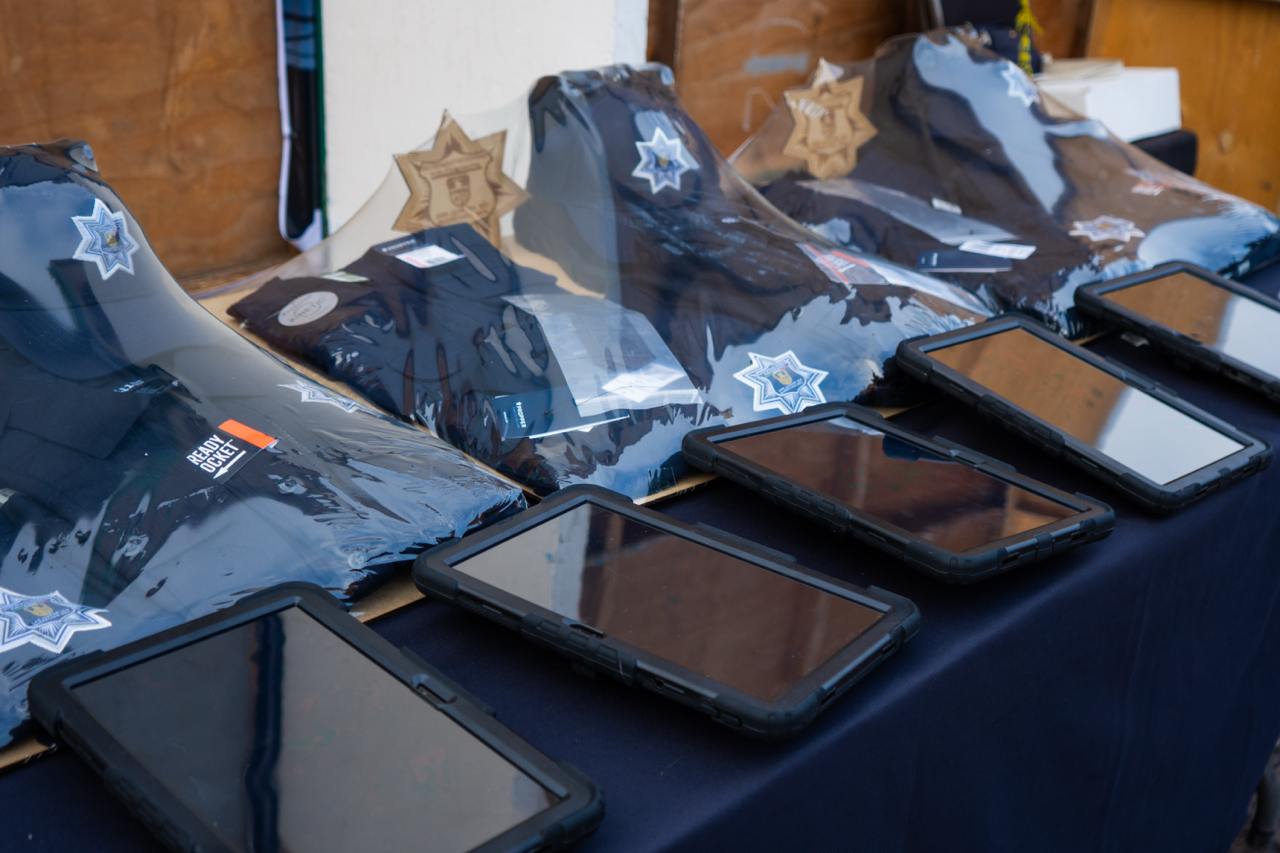 Entregan a San Juan del Río 6 patrullas, tabletas y uniformes para ...