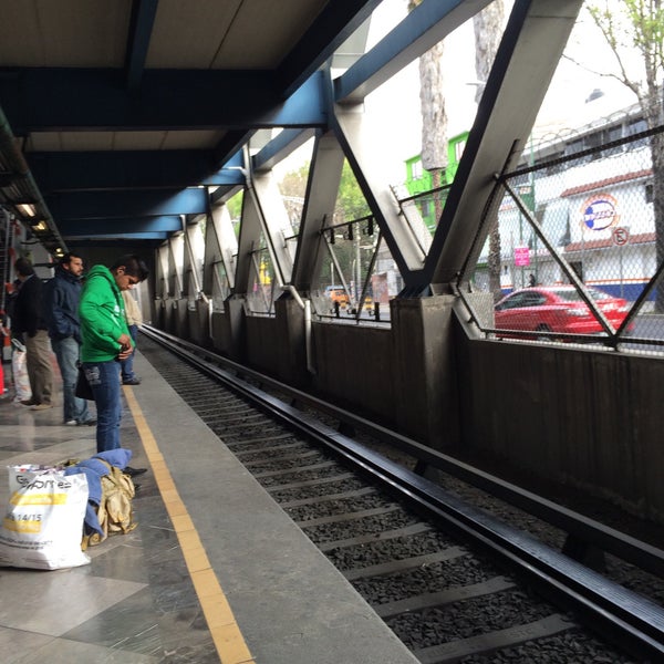 Muere electrocutado por bajar a las vías del Metro para recuperar su ...