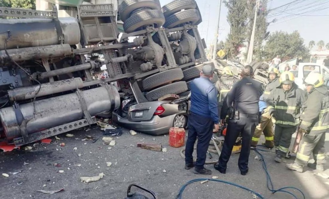 #Video Tráiler cae de puente y aplasta autos en Edomex - La Lupa