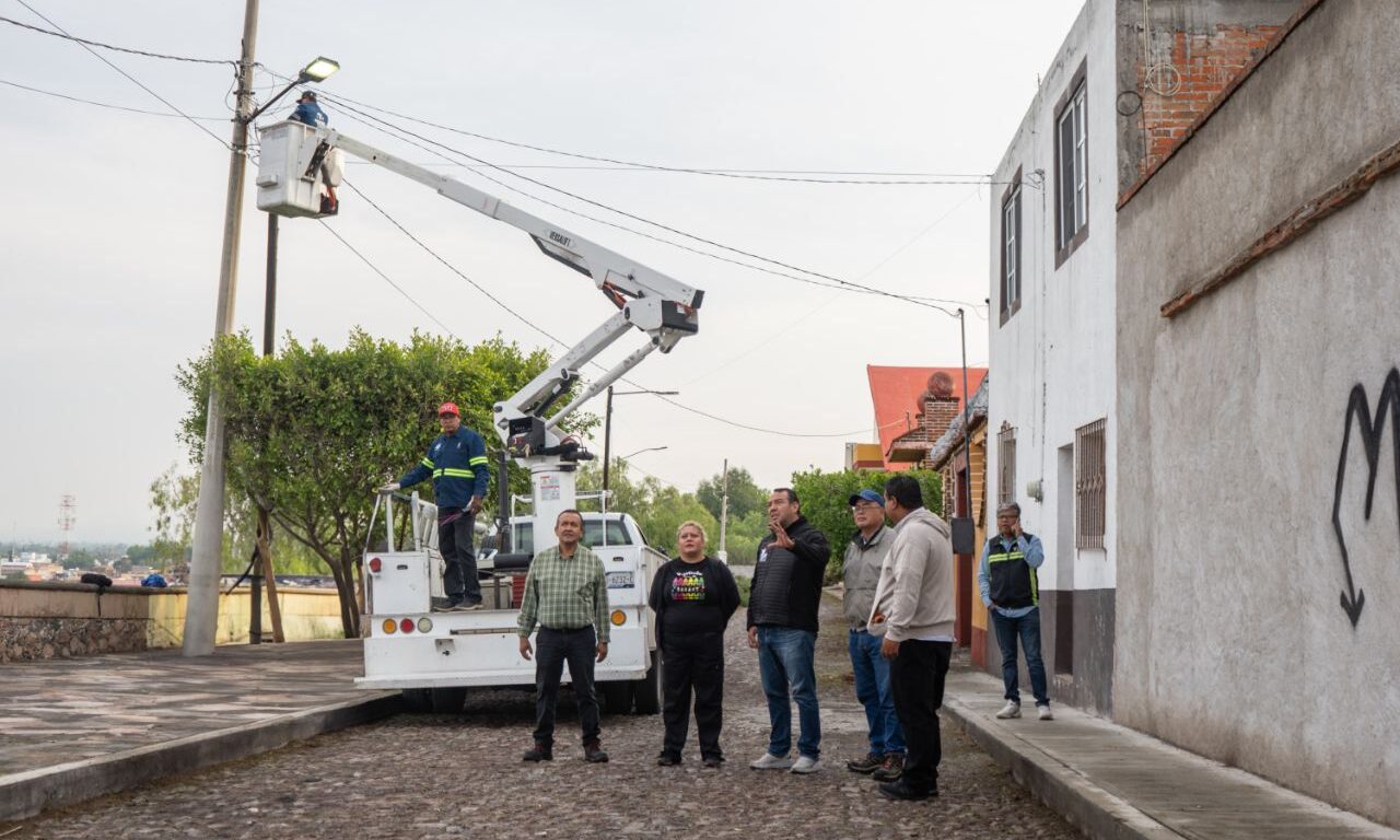 Supervisa Roberto Cabrera trabajos de Servicios Públicos en colonia ...